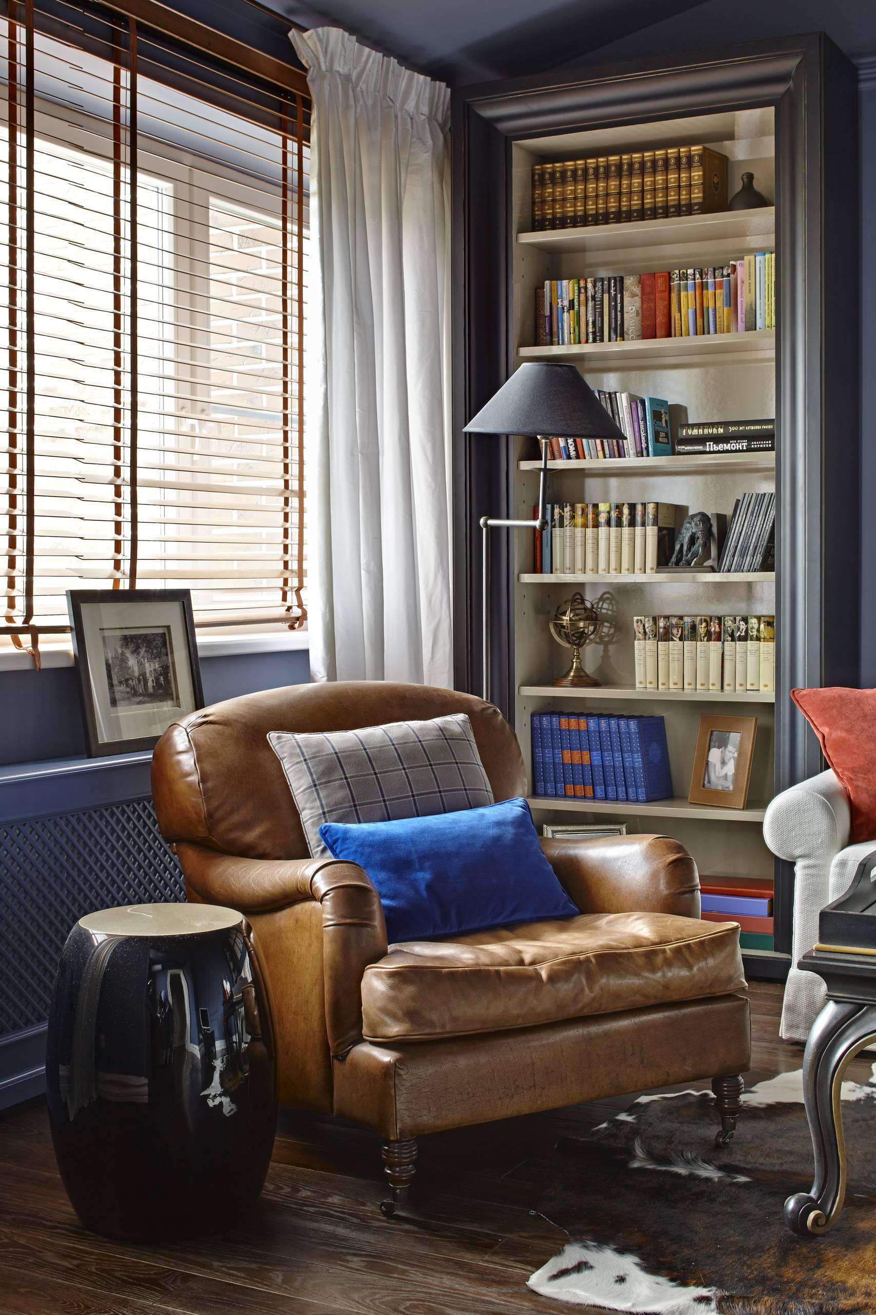 Houzz тур: Светлый таунхаус, полный сложных оттенков синего