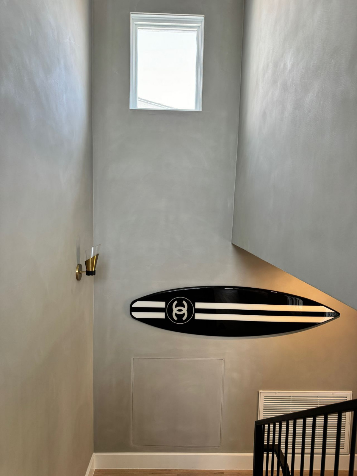 Современная отделка частного дома: матовая декоративная штукатурка в интерьере