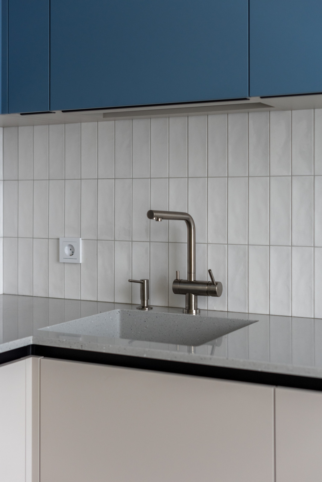 Двухуровневая угловая кухня