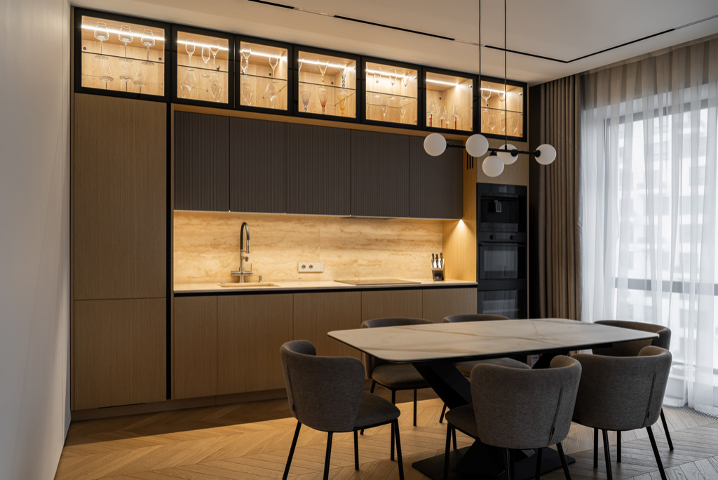 Современная кухня с фасадами из натурального шпона