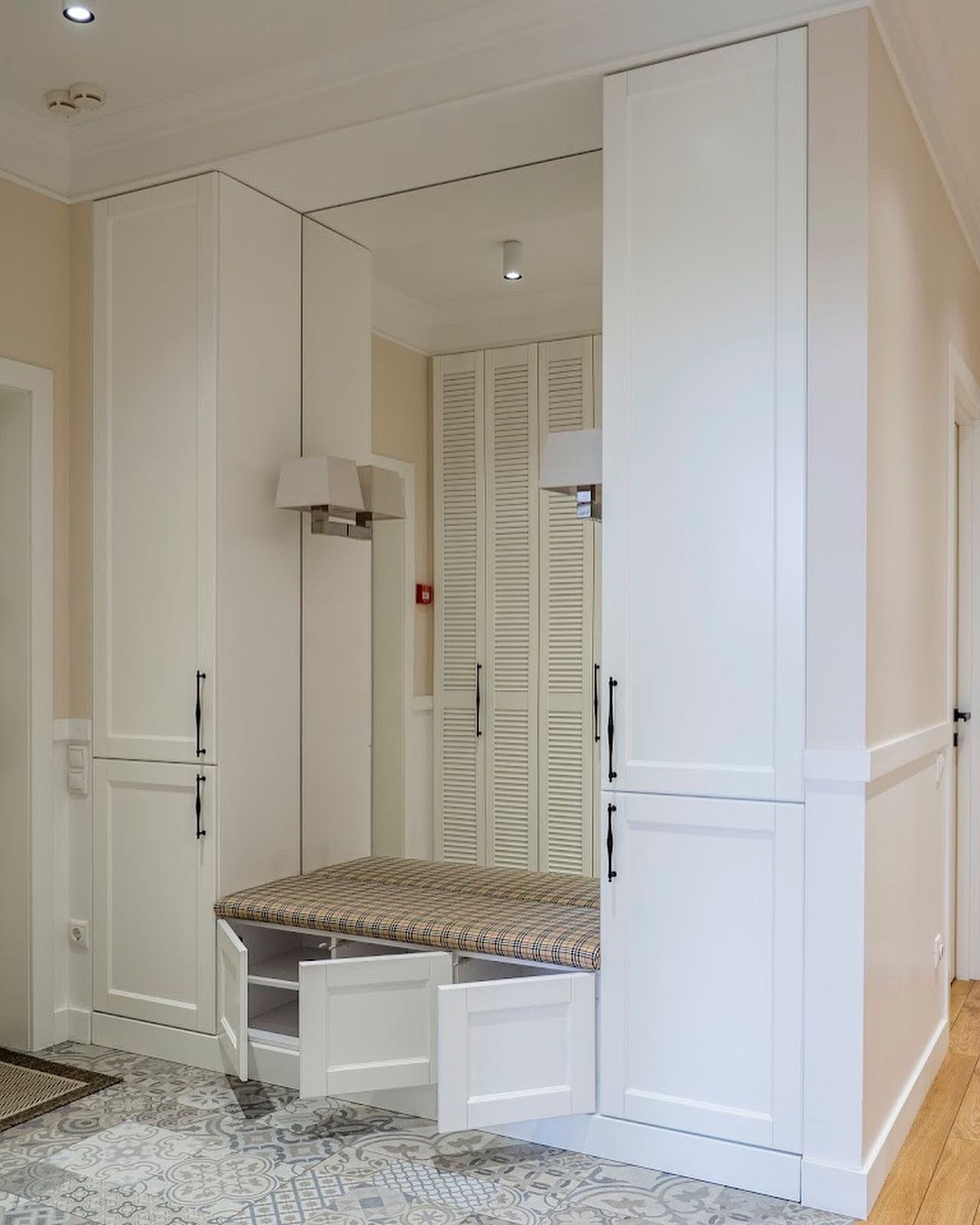 Белая прихожая в стиле неоклассика.