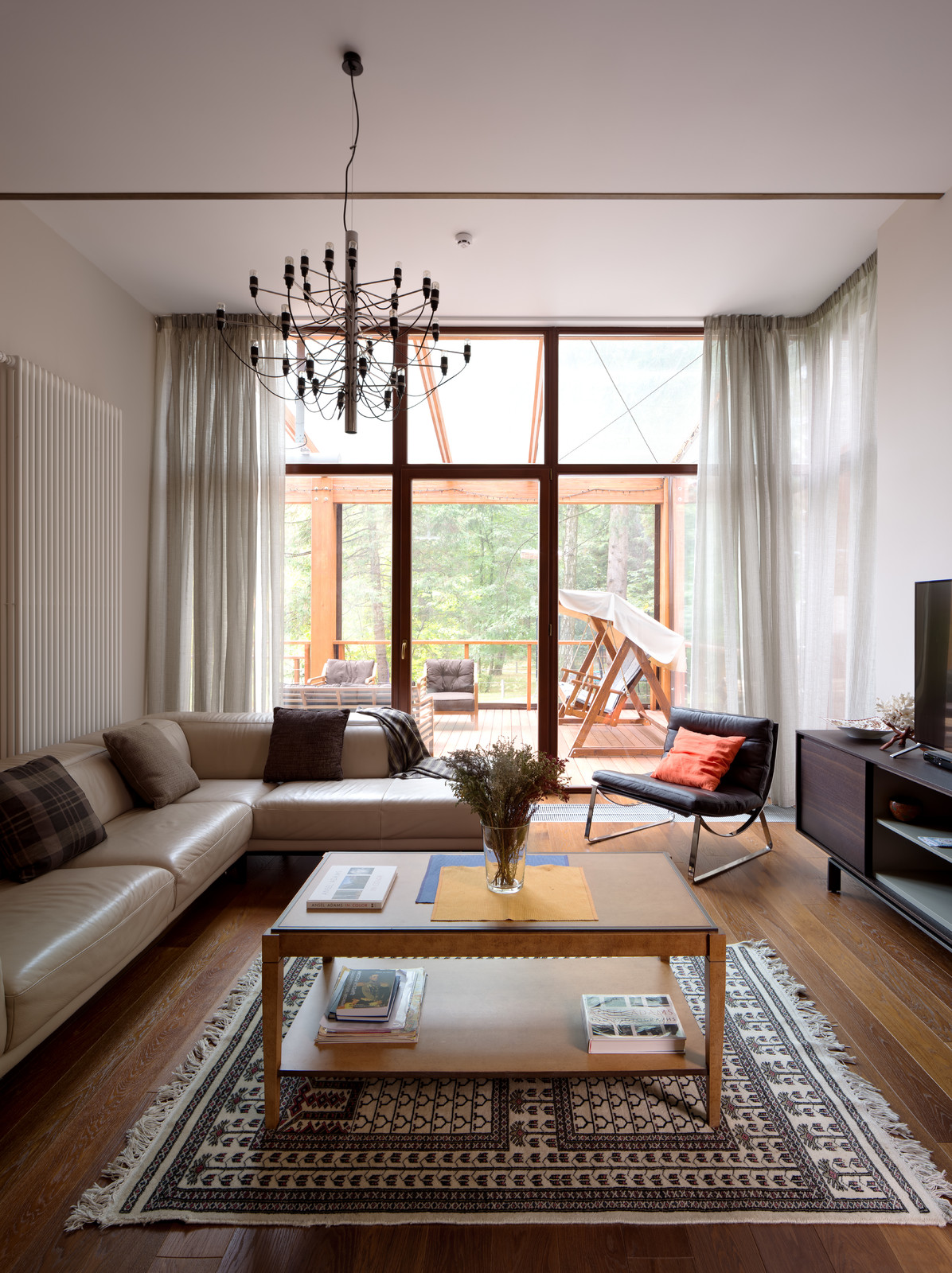 Комнтата отдыха с выходом на веранду загородного дома в Ла Променад 2