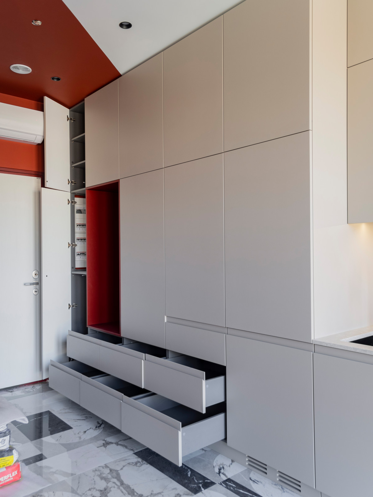 Большая стильная кухня в неоклассическом стиле в светлых тонах