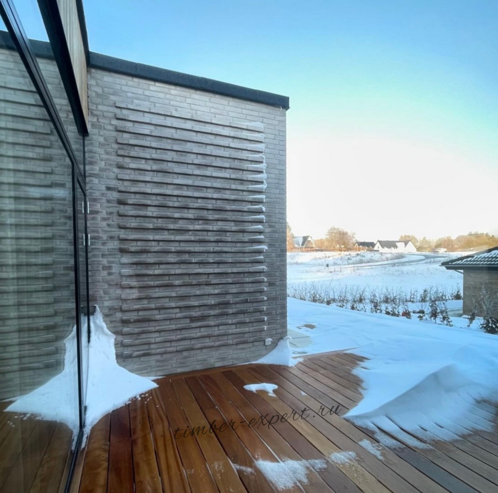 Обложка проекта: Терраса для одноэтажного дома. . Эффектное сочетание материалов и текстур.