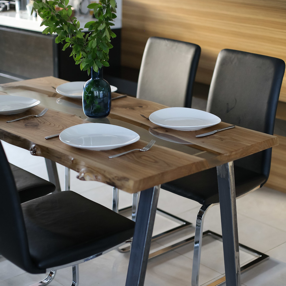 Стол из массива карагача с рекой