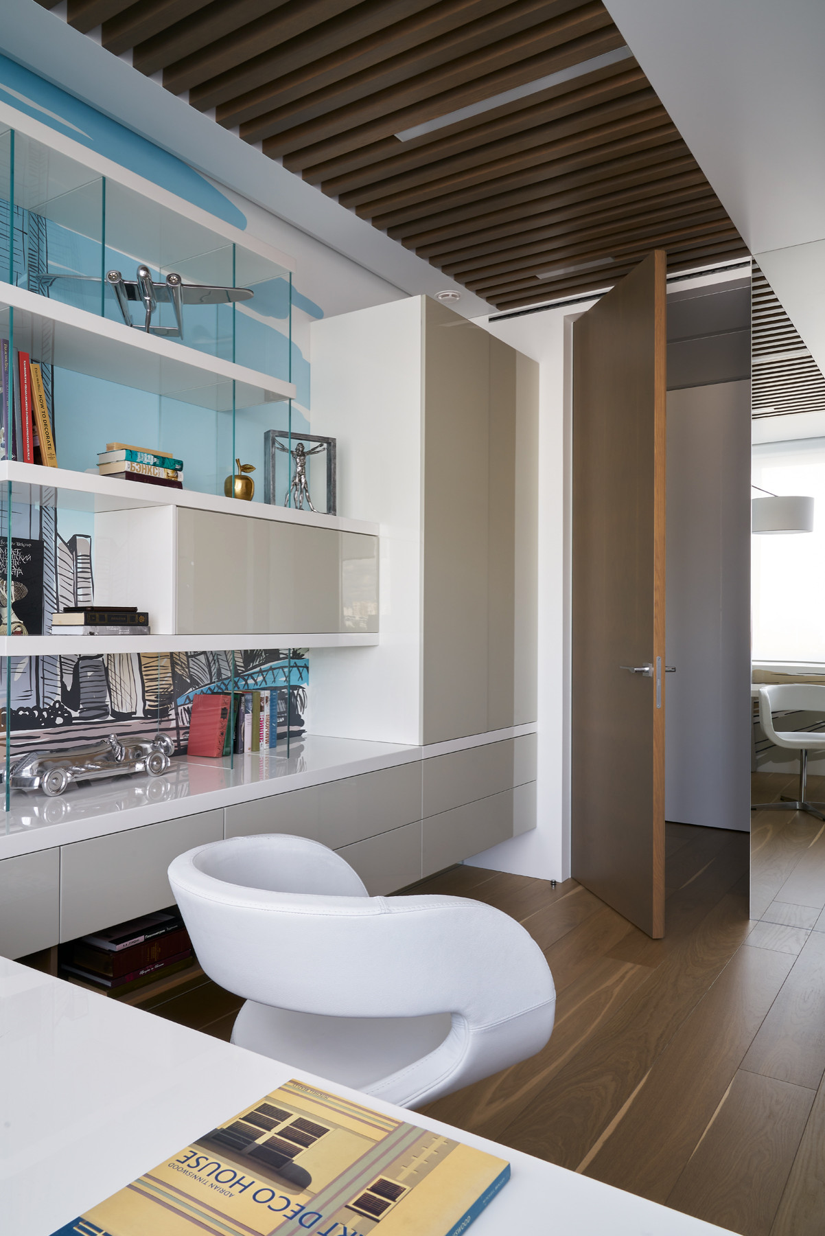 Houzz тур: Квартира в Екатеринбурге с «парящей» мебелью