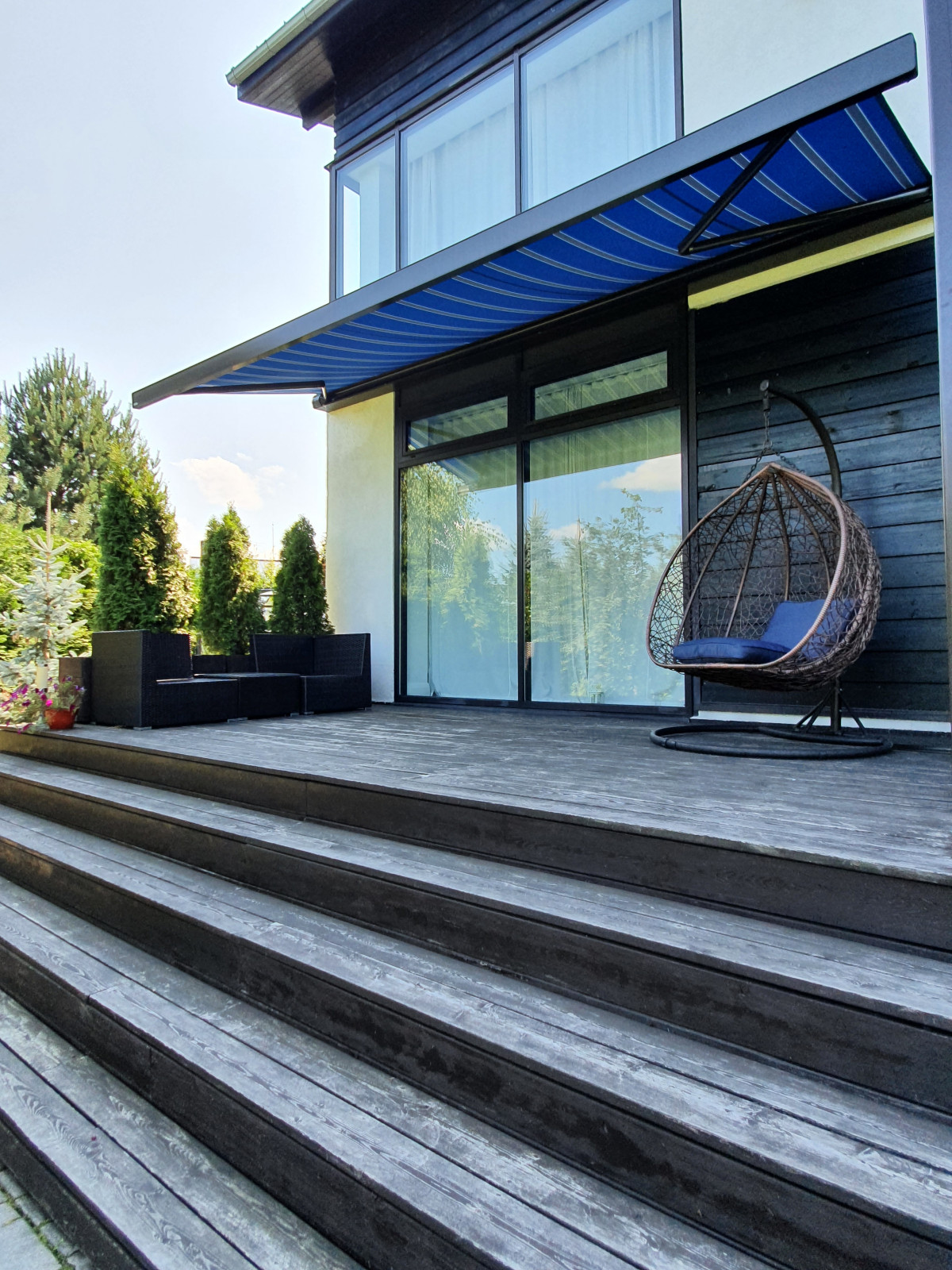 Веранда с безрамным остеклением Weinor и маркиза Markilux