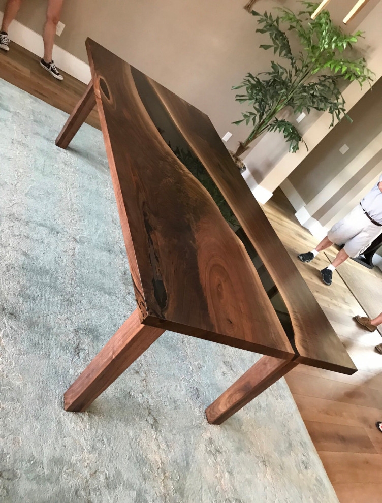 Обложка проекта: Стол река из слэбов ореха с полупрозрачной рекой чёрного цвета.