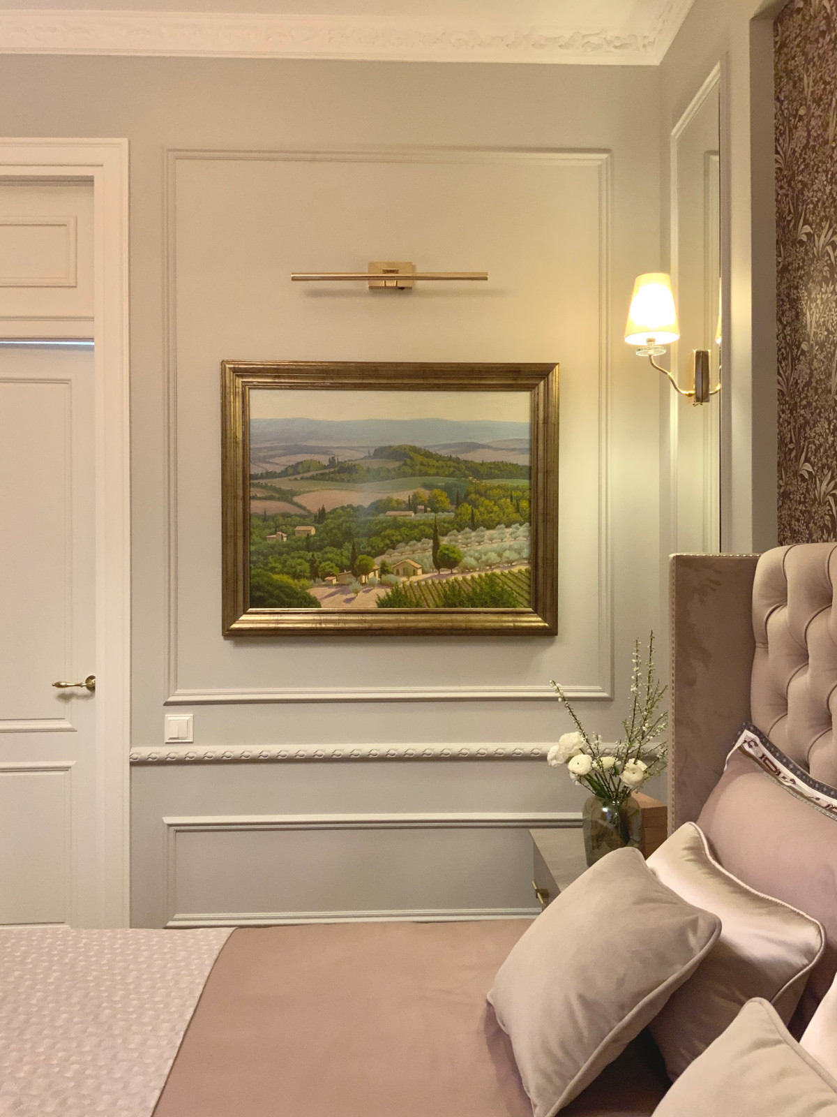 Фото серой спальни в классическом стиле