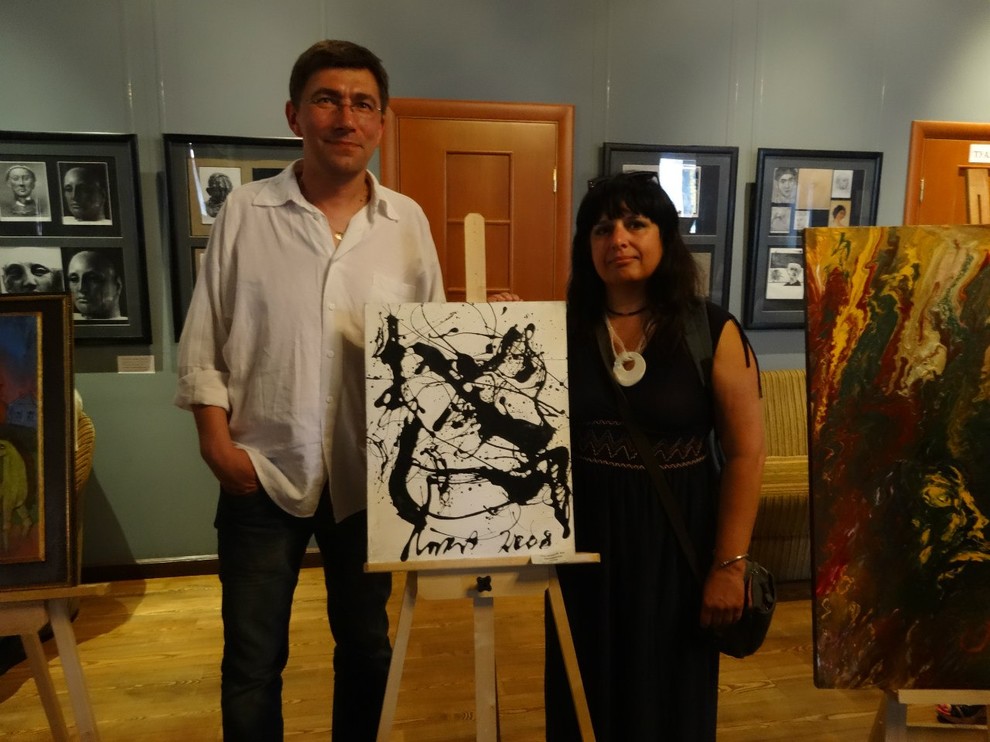 На фоне картин Лики Волчек