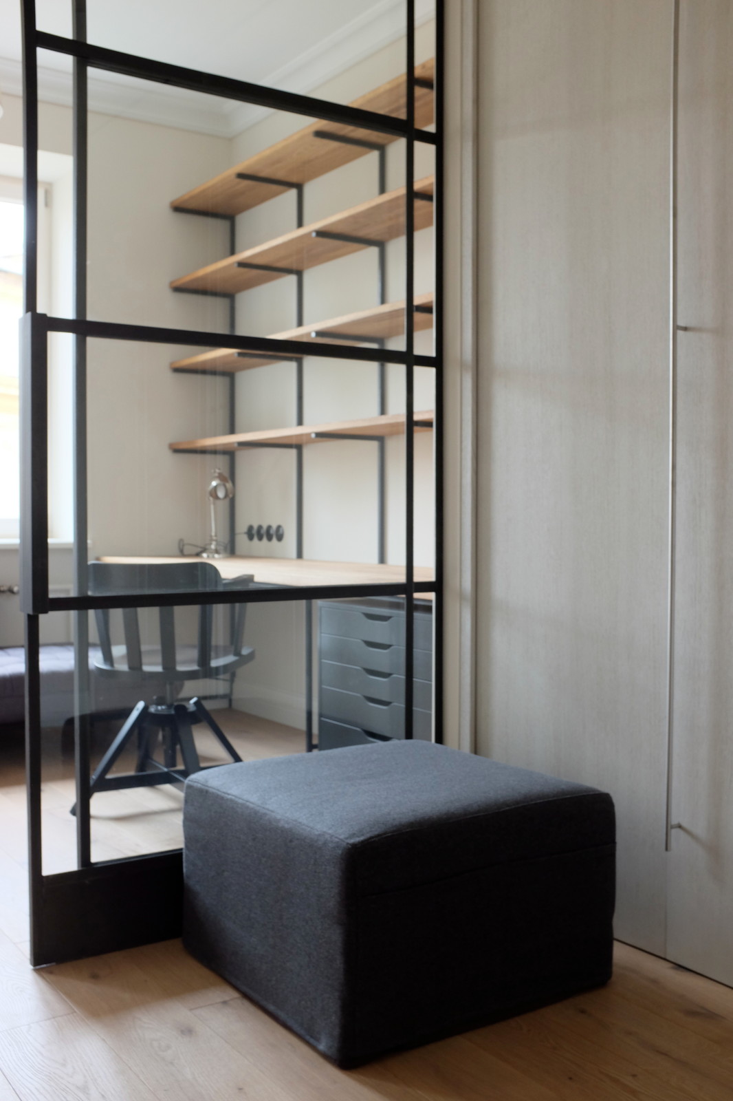 Перегородки из чёрного металла и стекла