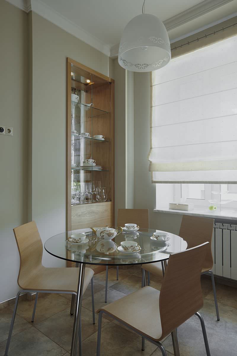 по обе стороны стекла