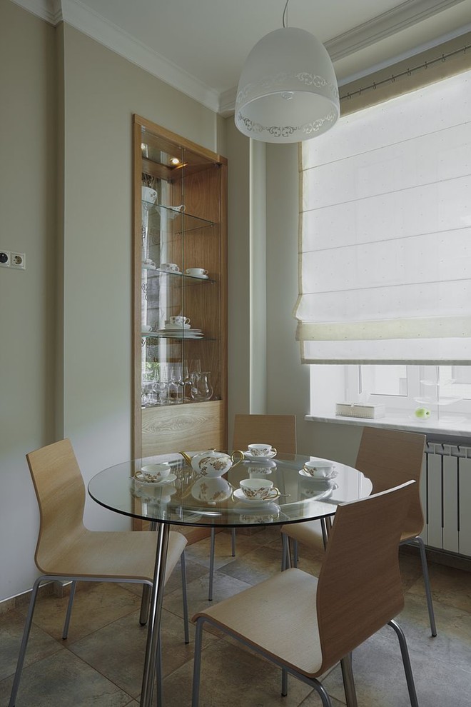 по обе стороны стекла