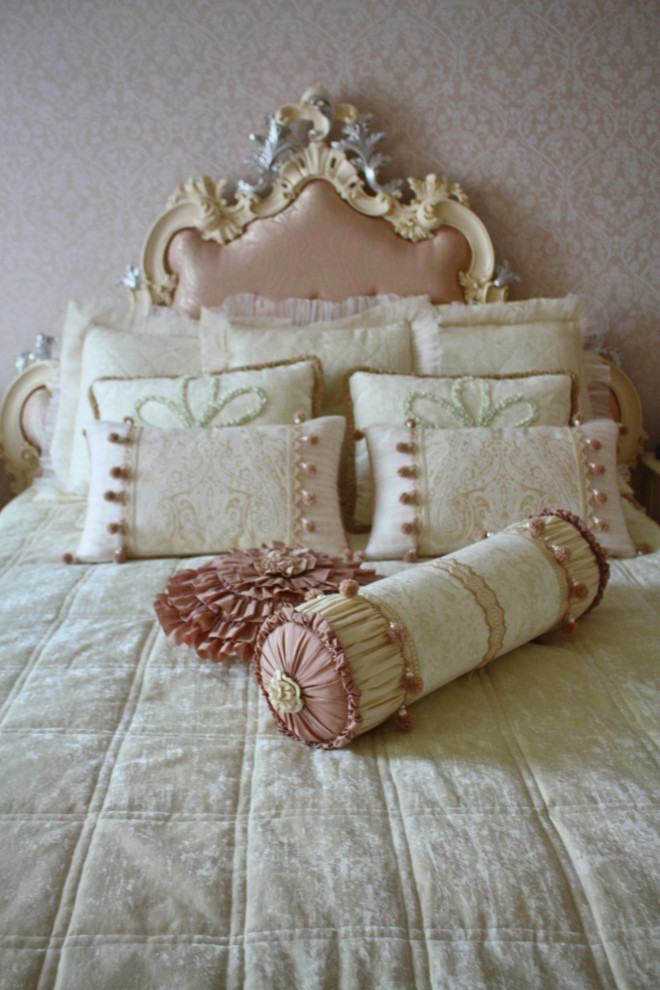 Спальни из розовой мечты: оформление кроватей; покрывала, валики, подушки