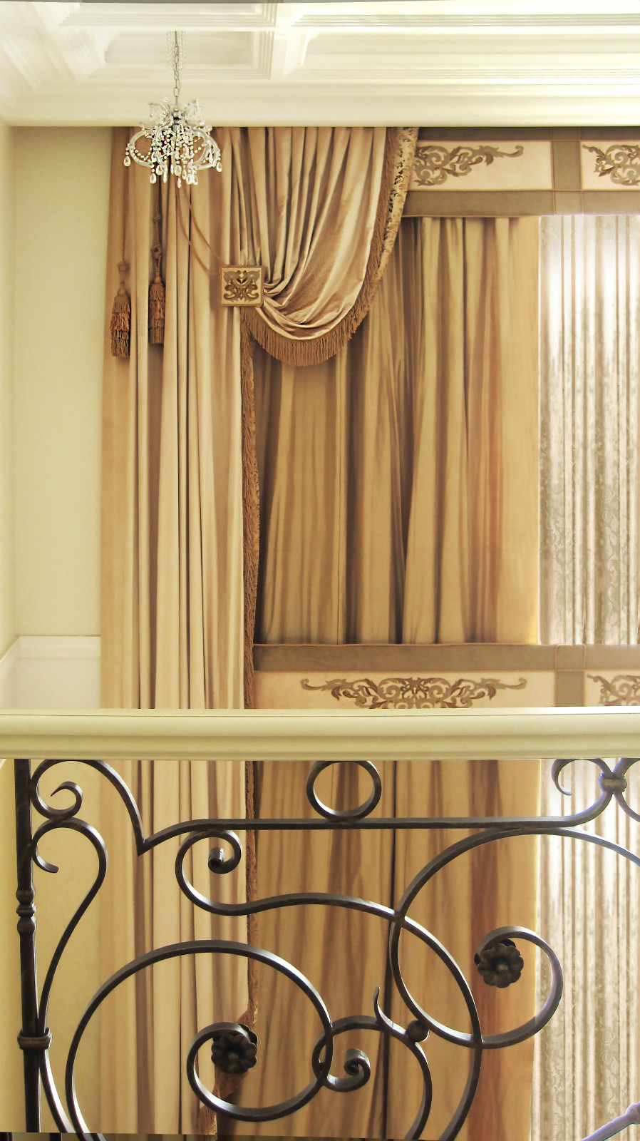 Шторы двухуровневой гостиной