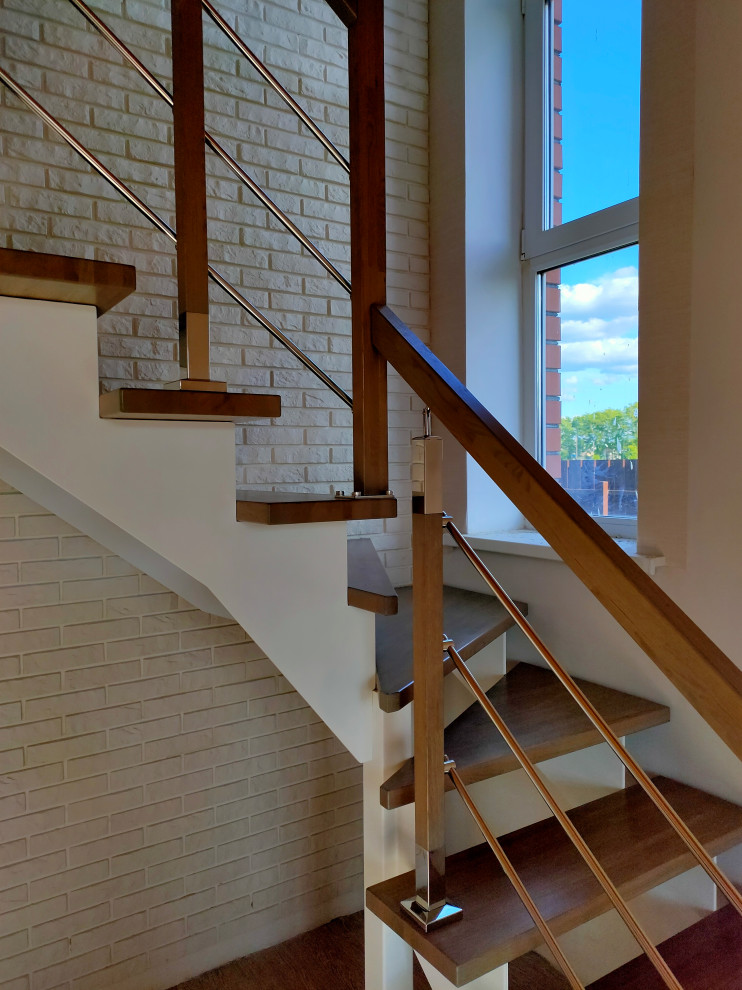 Лестница на "косоурах" с дубовыми ступенями