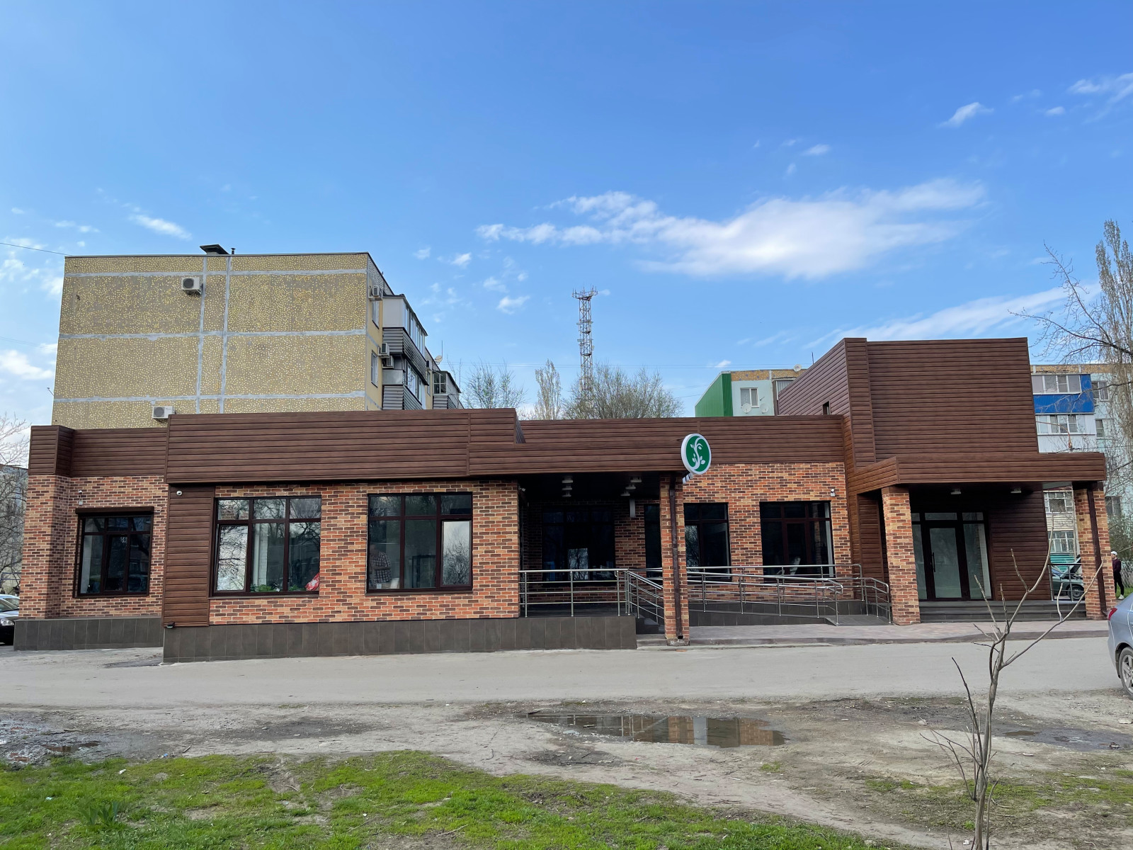 Реализованный фасад здания салона красоты в г. Невинномысске