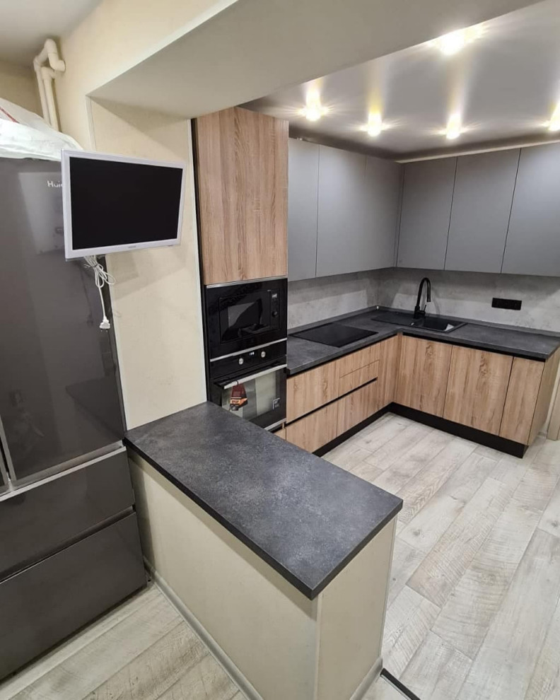 Стильная угловая кухня с деревянными и матовыми фасадами цвета графит