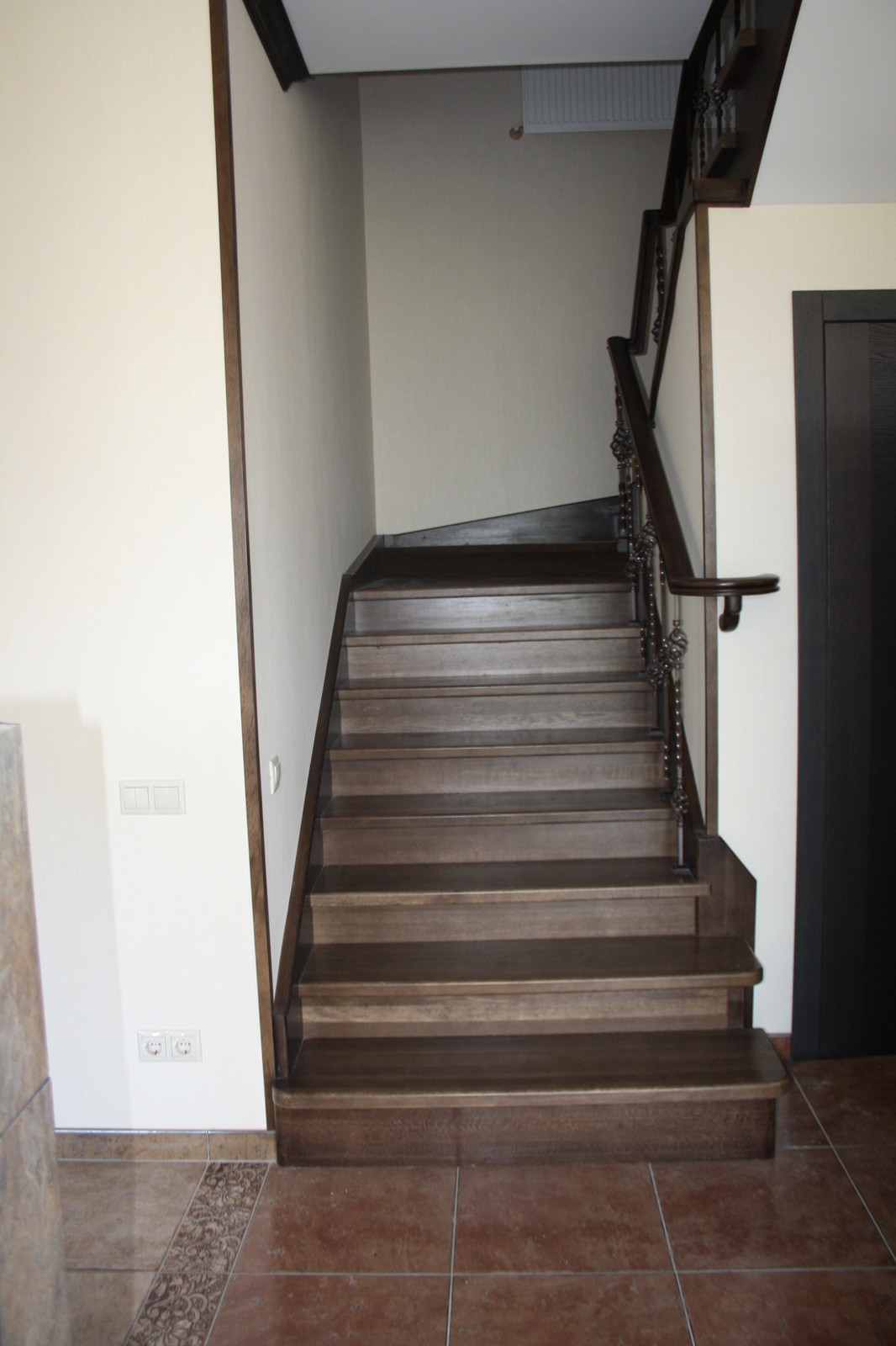 Дубовая лестница на бетонном основании