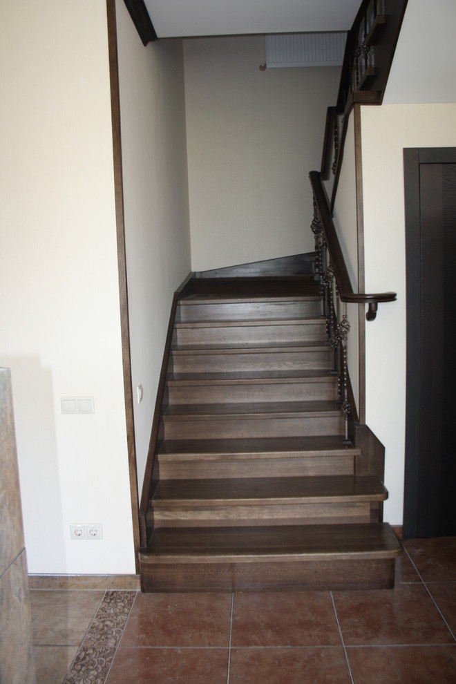 Дубовая лестница на бетонном основании