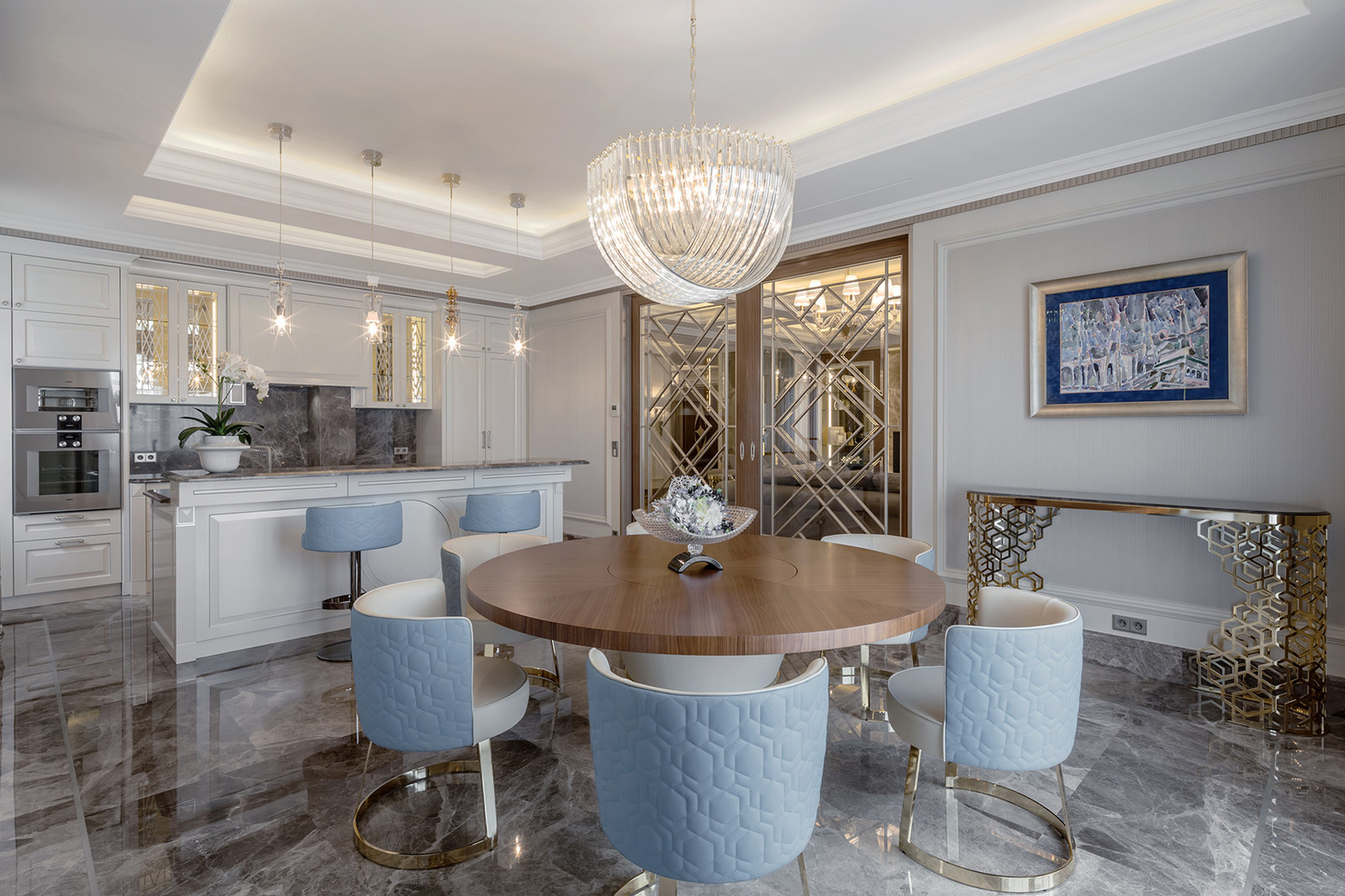 Interior of an apartment on Cote d'Azur. / Интерьер апартаментов в Ницце