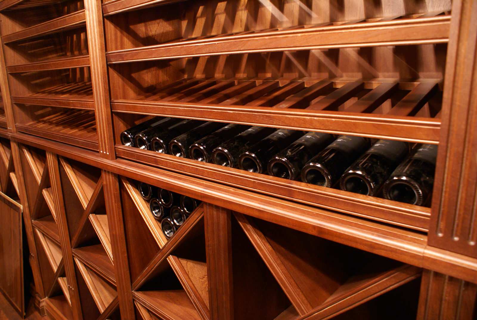 Винный погреб красного дерева / Mahogany Wine Cellar.