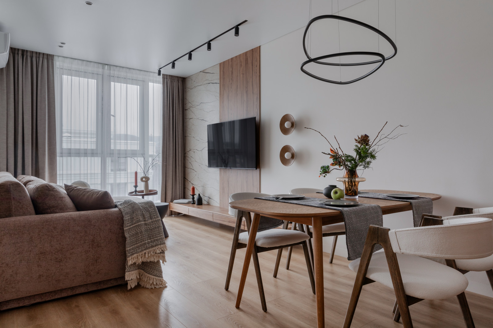 Фото. Теплый минимализм с мрамором и деревом, 62 кв.м.