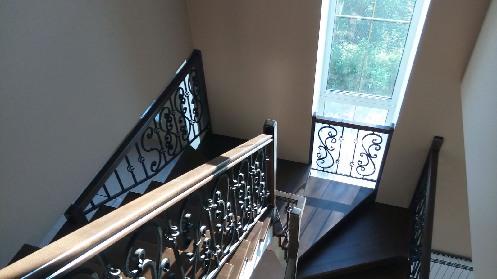 Лестница "в темном" с кованым ограждением (облицовка)