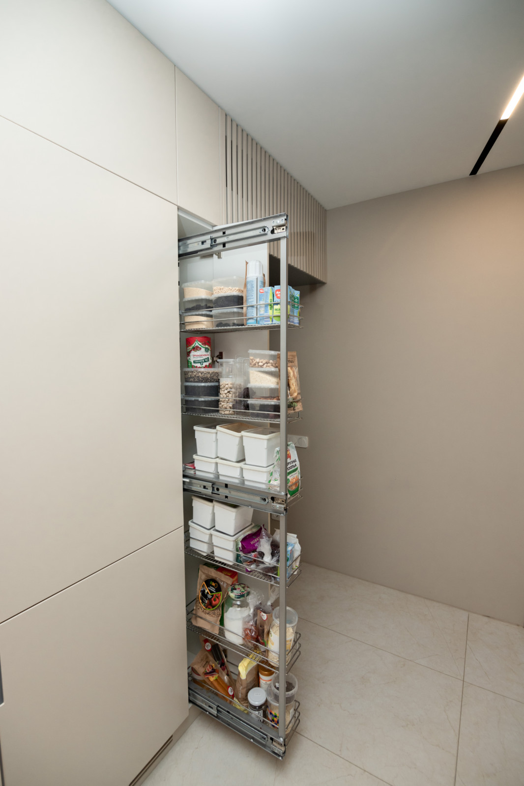 Современная кухня-гостиная с необычной барной стойкой и ТВ-зоной