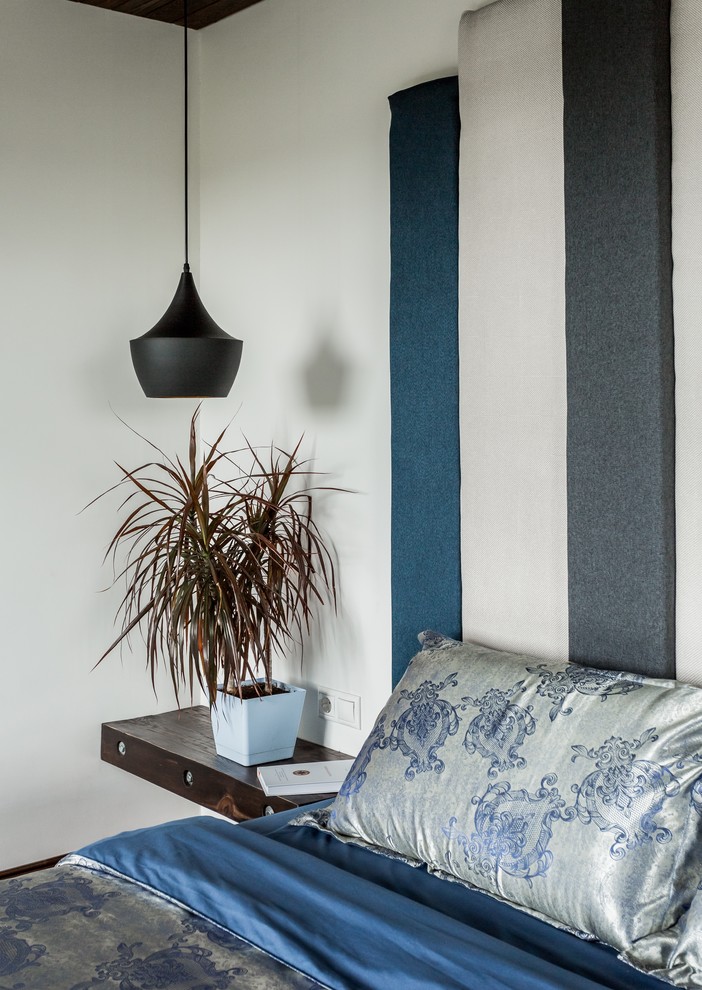 Дом с панорамными окнами и бетонным потолком