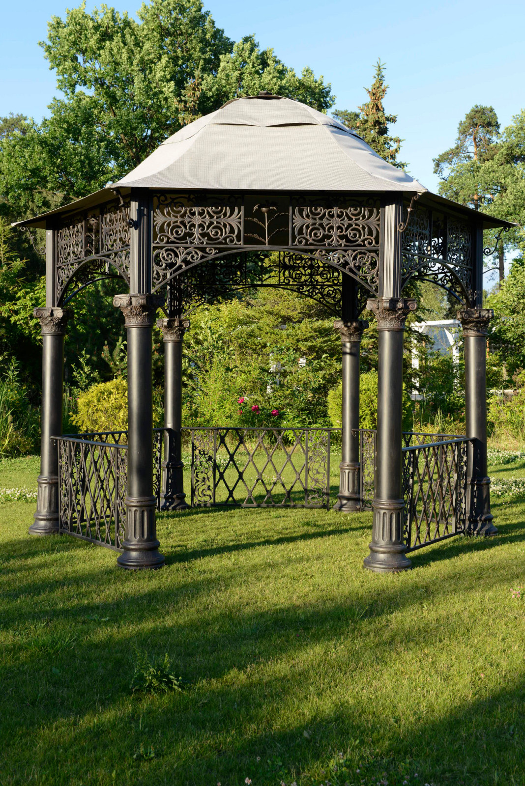 Быстровозводимая беседка из литых элементов в усадьбе