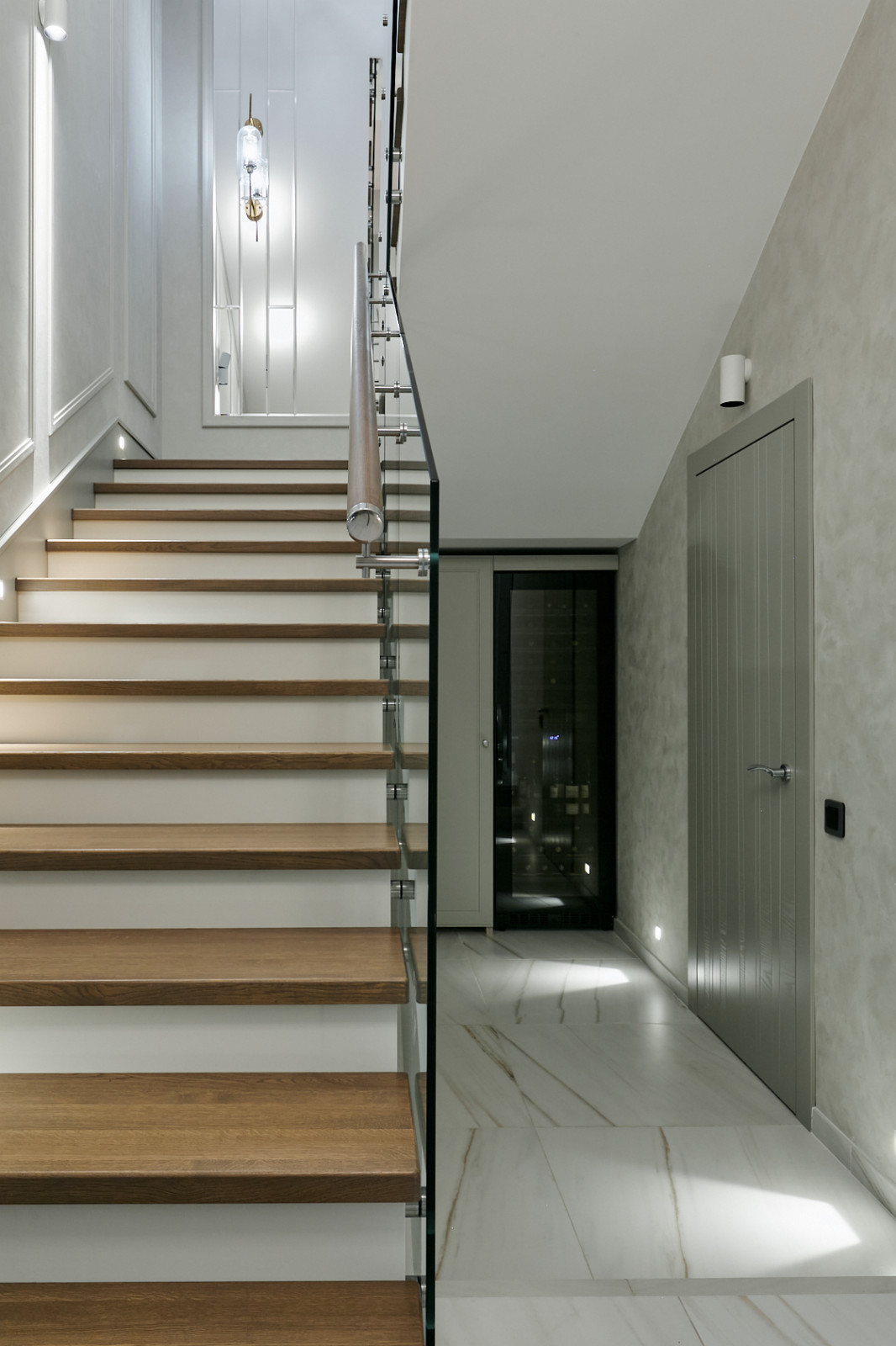 Houzz тур: Трехэтажный таунхаус с зимним садом для молодой семьи