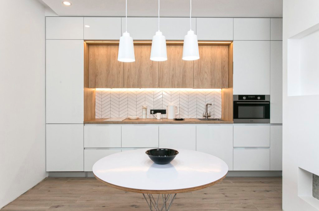 Белая глянцевая кухня с деревянными светлыми фасадами