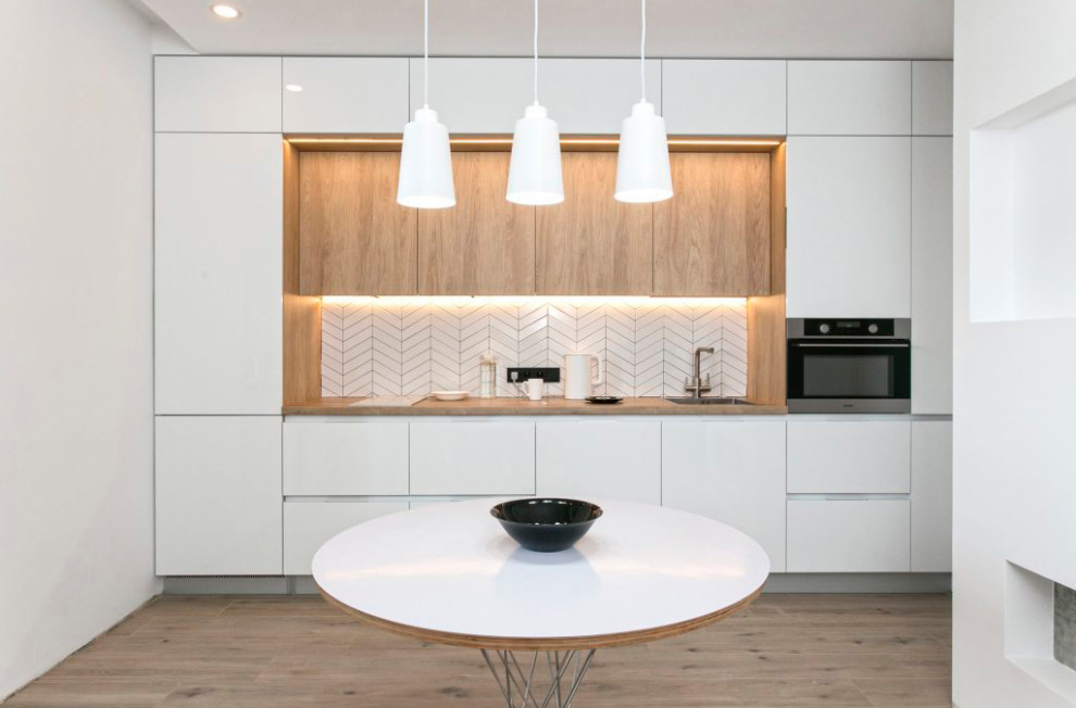 Белая глянцевая кухня с деревянными светлыми фасадами