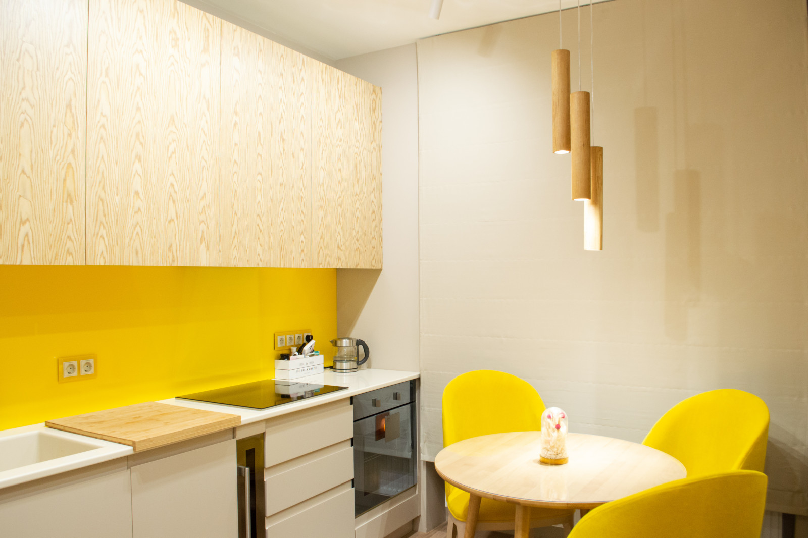 Яркая современная кухня