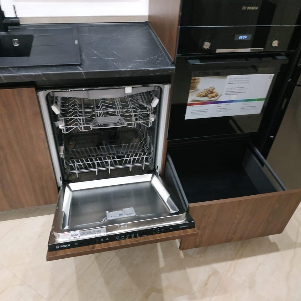 Большая темная кухня с барной стойкой в частный дом