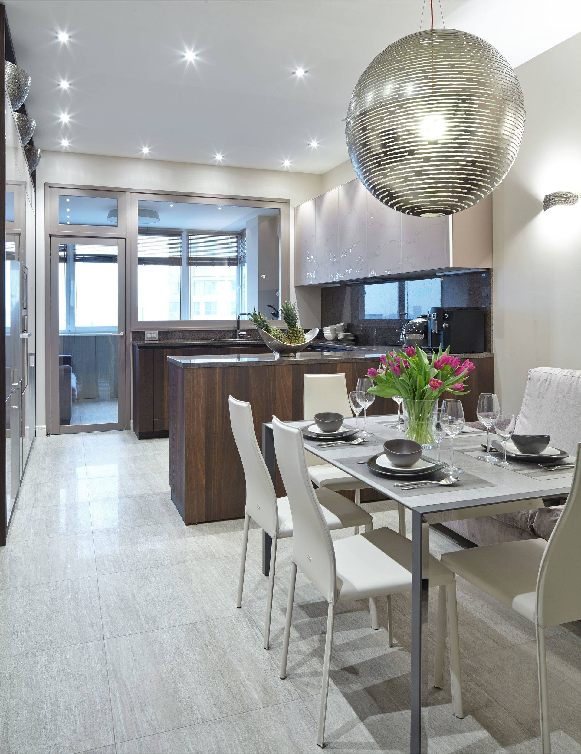 Houzz тур: Двухуровневая квартира с изящной обстановкой и арт-лестницей