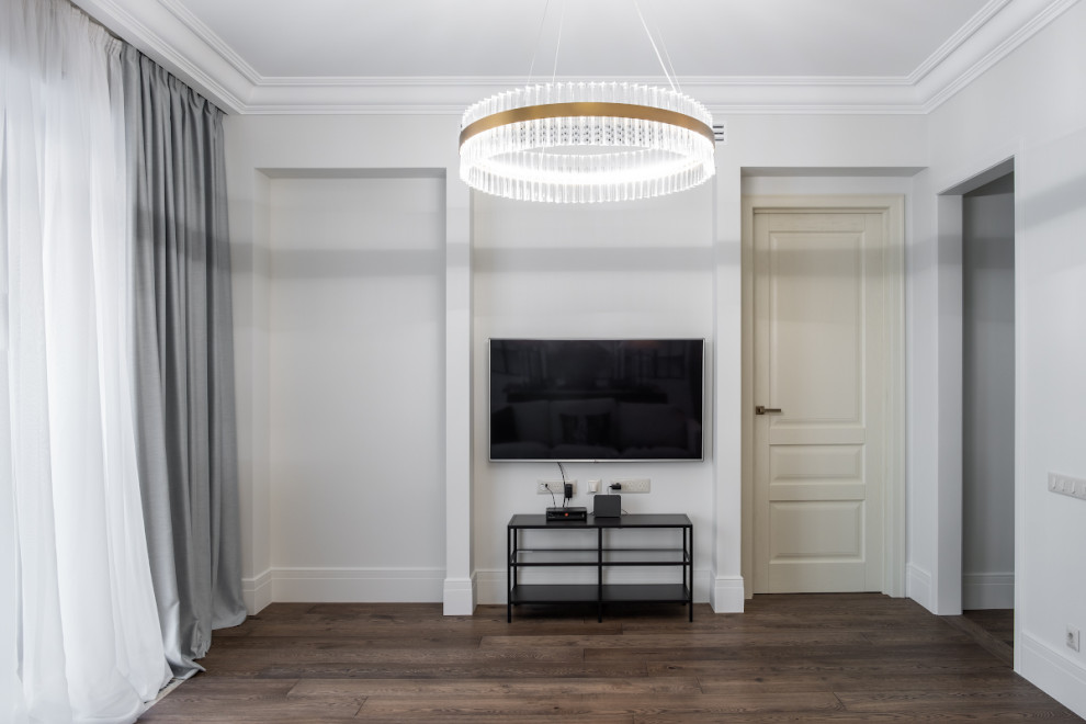 Белые дубовые двери в интерьере квартиры