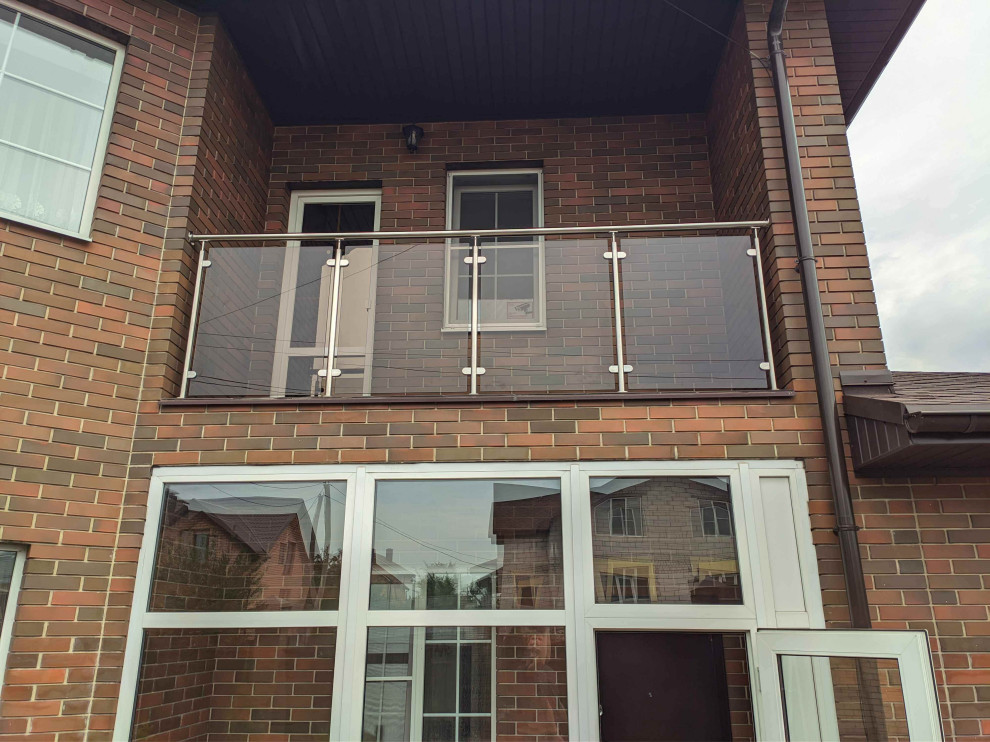 Балкон, ограждение - стекло на стойках