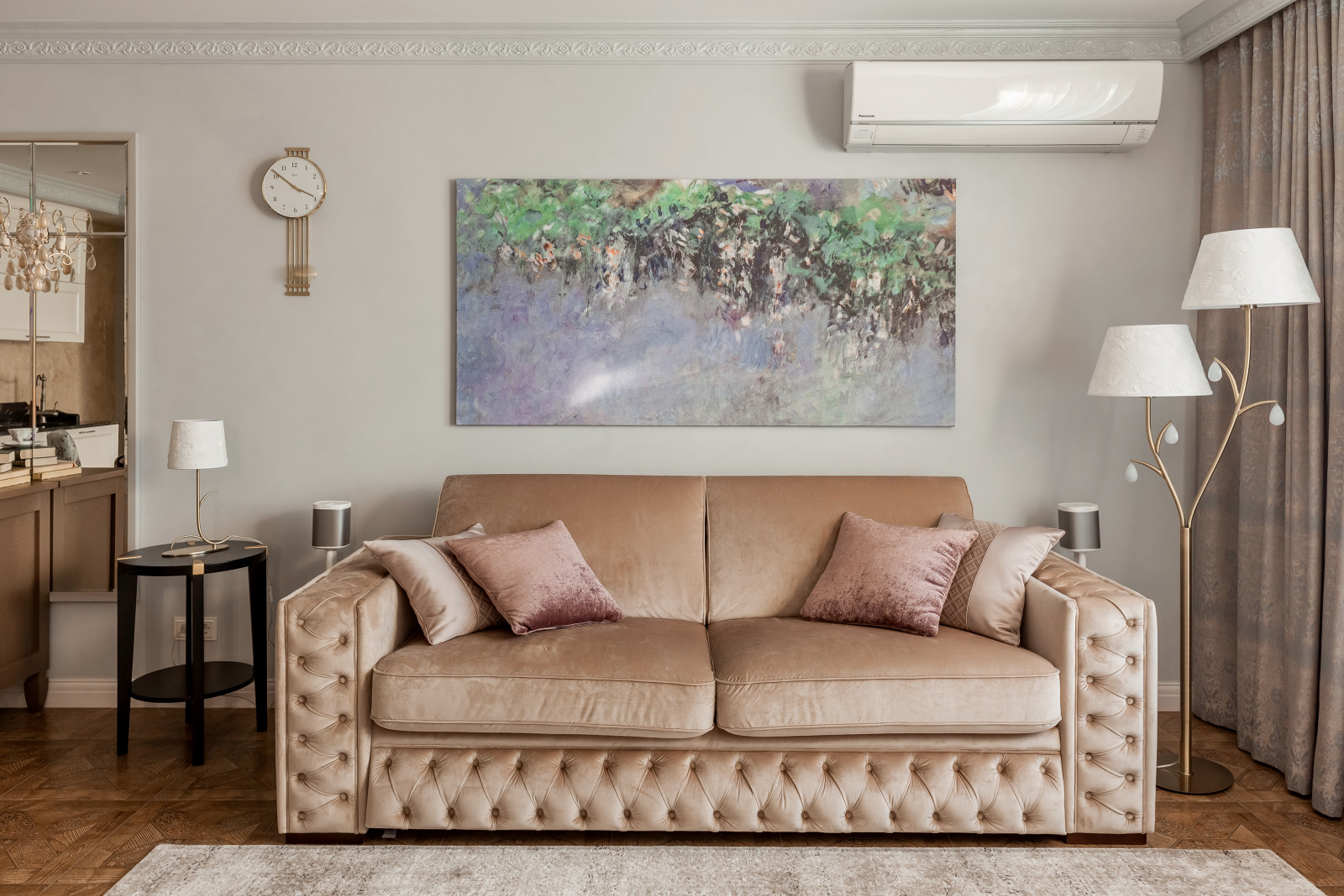 Фоновое изображение профиля Hi-Tech House