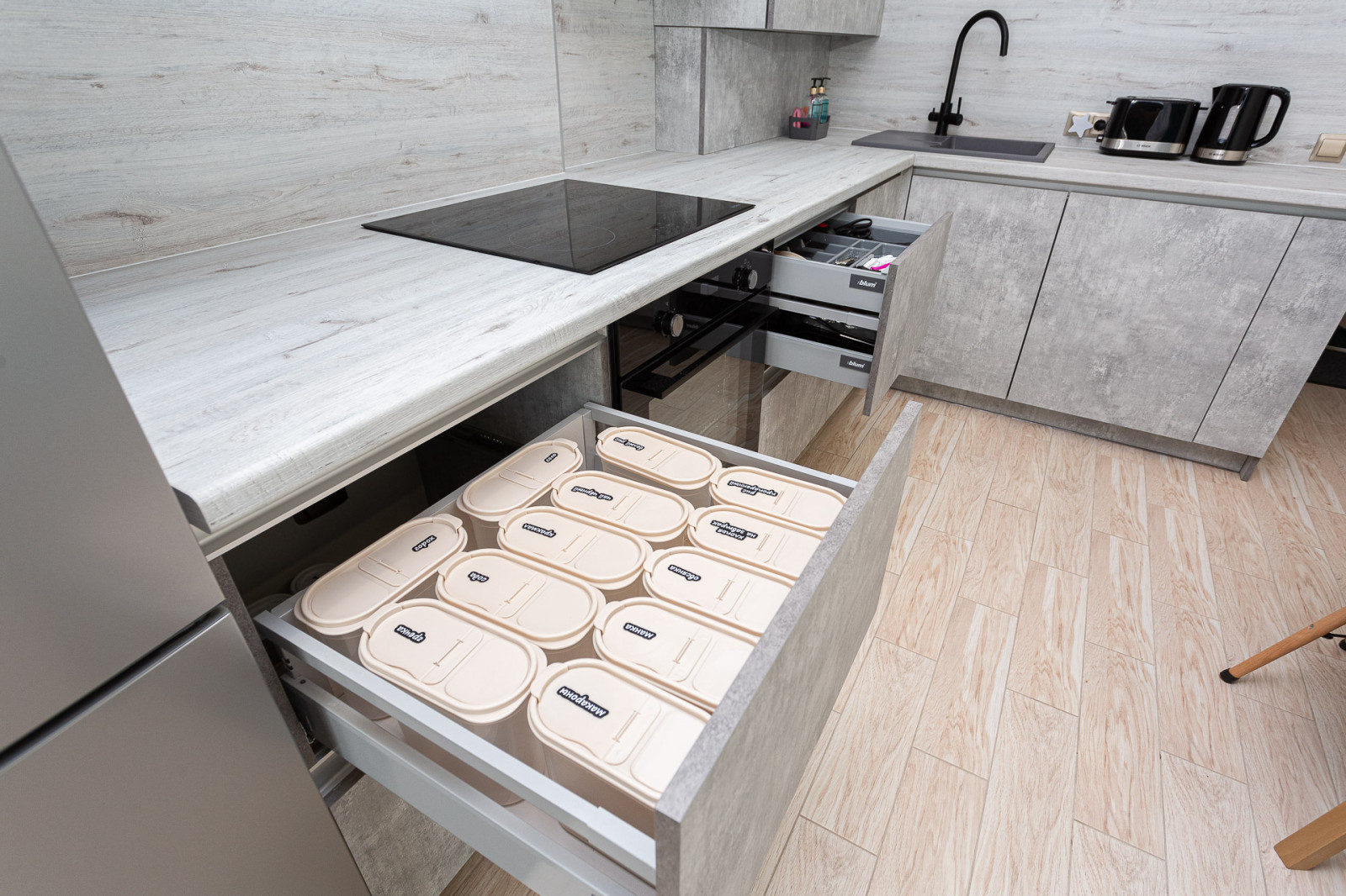 Современная кухня в сером цвете