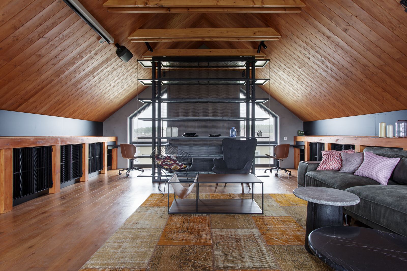 Мансарда с сетчатым баром для ТВ-программы "Дачный ответ"