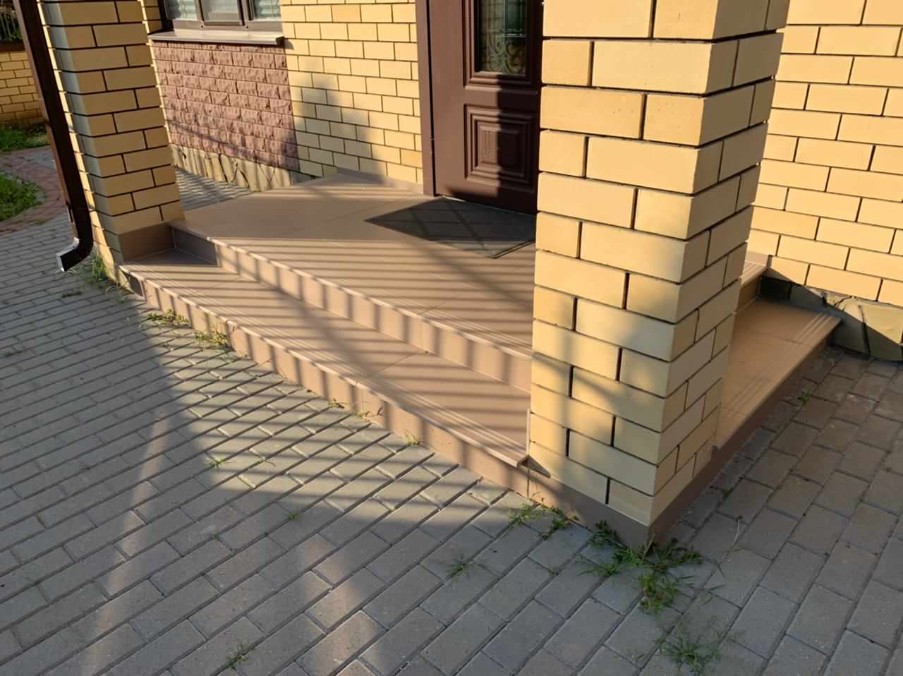 Отделка входной группы керамогранитом