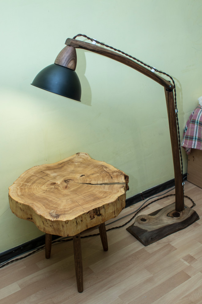 Напольная лампа из ореха.