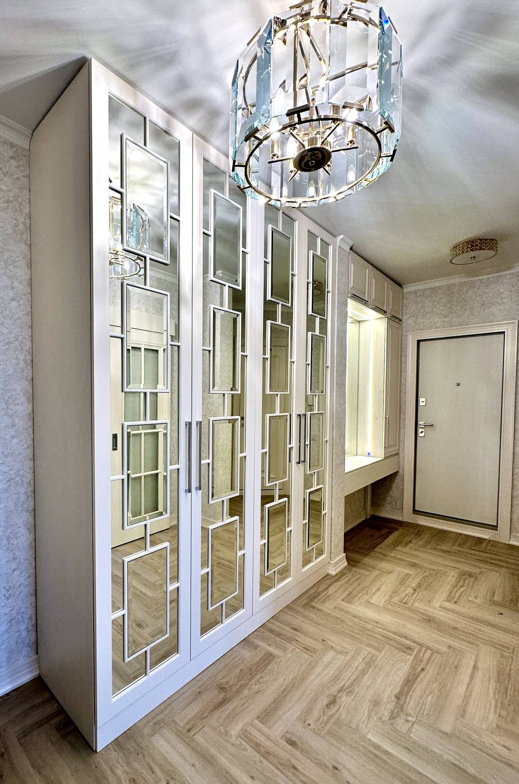 Шкаф с раскладкой в прихожую.