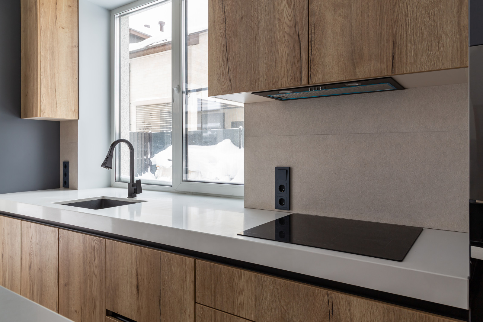 Современная кухня в загородный дом