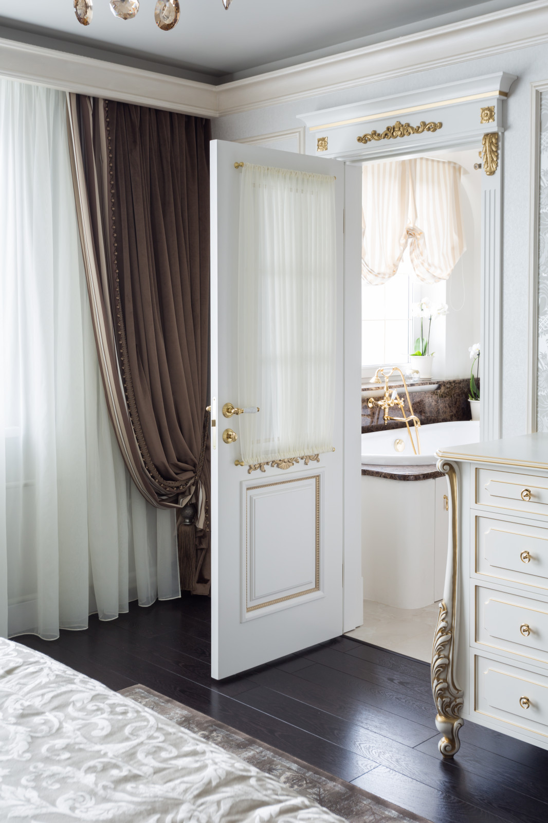 Квартира с зелёной кухней и романтичной ванной