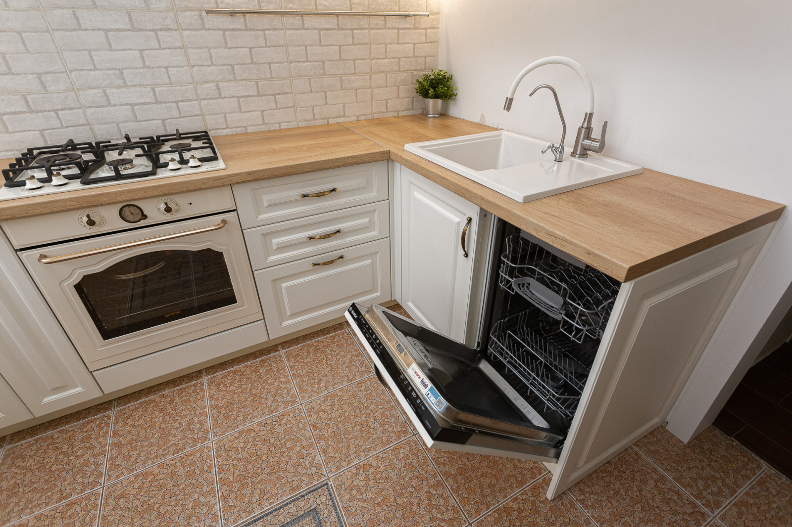 Белая кухня в стиле неоклассика