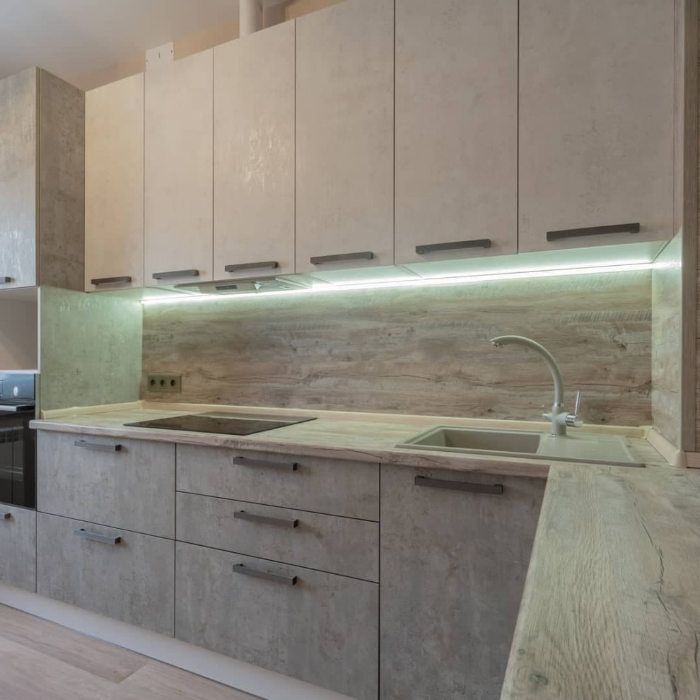 Угловая серо-белая кухня с современными ручками и фасадами под камень