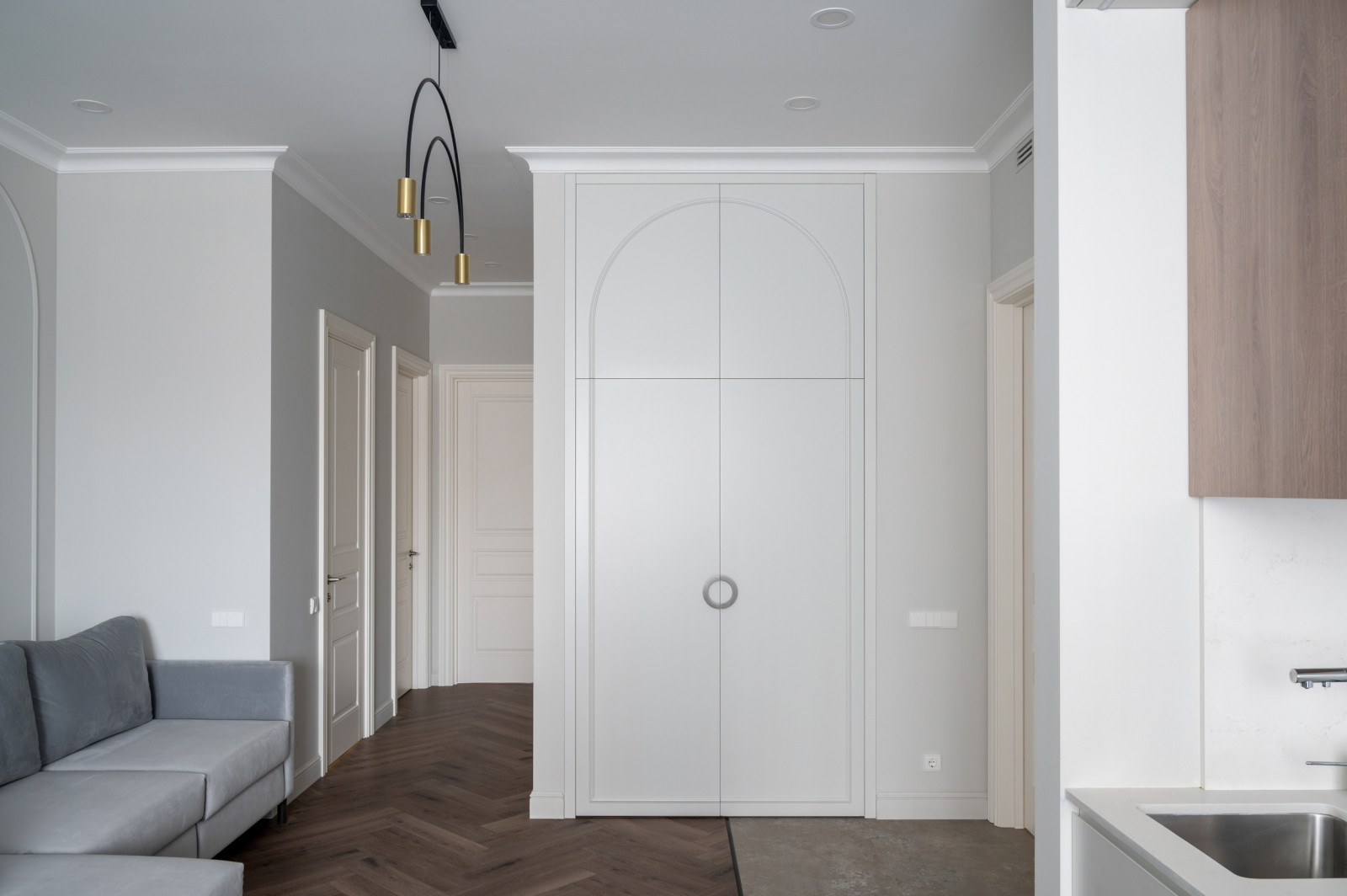 Шкаф с декоративной аркой